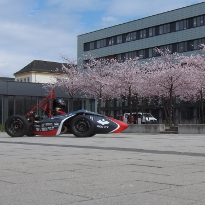 Der Campus der BTU mit dem Rennwagen des BTU Motorsport